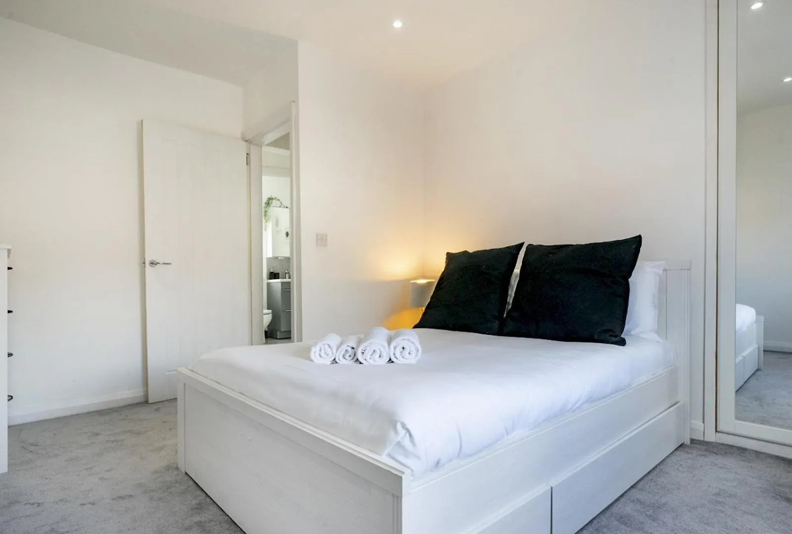 別荘 Pass The Keys Bright & Airy 2 Bedroom Home Lots ベルファスト イギリス